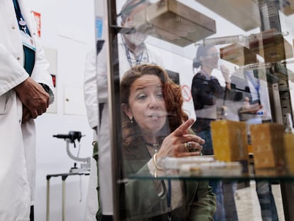 La consejera de Sanidad de la Comunidad de Madrid, Fátima Matute, durante su visita al Museo del Hospital Ramón y Cajal, este jueves.