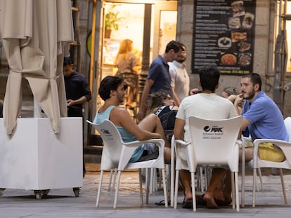 Varios amigos, sentados en una terraza la tarde del jueves en la carrera de San Francisco de Madrid.