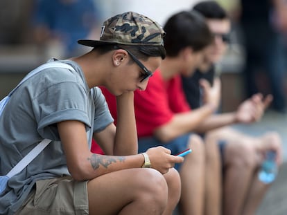 Un adolescente usa su celular en São Paulo (Brasil), en una imagen de archivo.