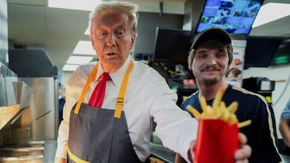 Trump, tras freír patatas en un McDonalds.