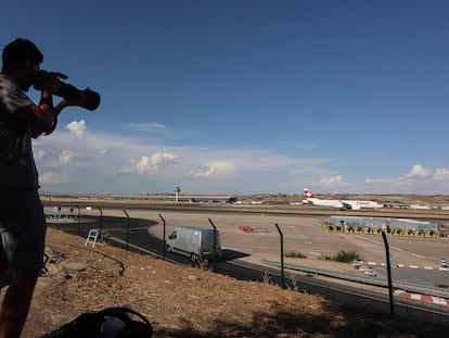 Sascha Kilders hace fotos a los aviones en el primer mirador para aficionados a la fotografía aeronáutica del aeropuerto Adolfo Suárez Madrid-Barajas.