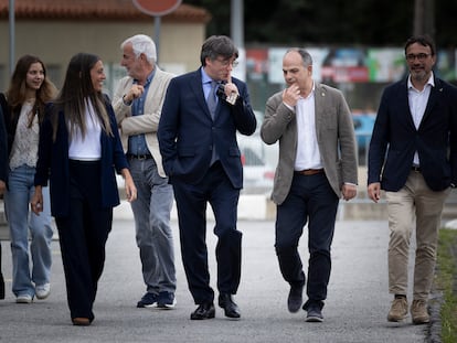 Carles Puigdemont y Jordi Turull conversan, junto a Míriam Nogueras y Josep Rius.