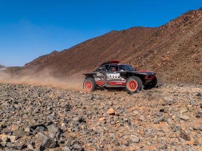 El Audi de Carlos Sainz y Lucas Cruz, durante la etapa de este jueves en el Dakar.