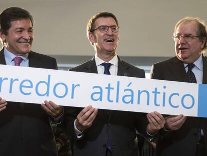 Fernández, Feijóo y Herrera, este lunes en Santiago reclamando inversiones ferroviarias.