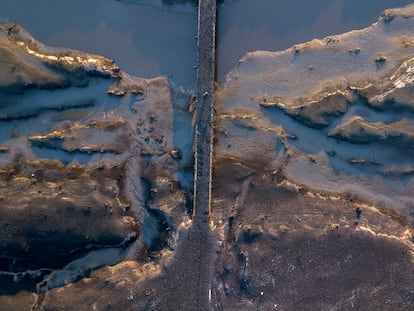 Un puente es expuesto tras 30 años bajo el agua durante una sequía, en el embalse Paso Severino en Florida (Uruguay), en julio de 2023.