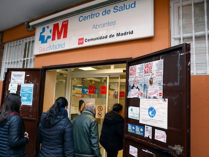 Pacientes en un centro de salud de Madrid, en enero de este año.