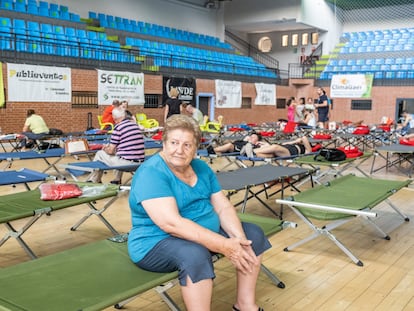 Carmelita, sentada en las camas del Polideportivo Municipal de Navalmoral de la Mata.