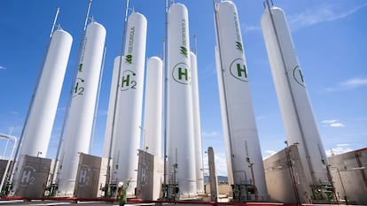 Tanques de almacenamiento de la planta de hidrógeno verde de Puertollano (Ciudad Real) de Iberdrola.