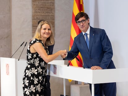 El presidente de la Generalitat, Salvador Illa, con la consejera de Derechos Sociales, Mònica Martínez Bravo, en la presentación del nuevo Gobierno catalán.