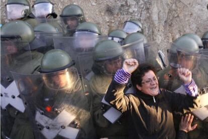 Tropas de KFOR disuelven a manifestantes serbios en Jagnjenica.