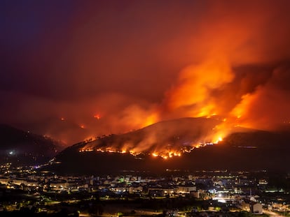 Imagen de las llamas producidas por el incendio forestal en la localidad de O Barco de Valdeorras.