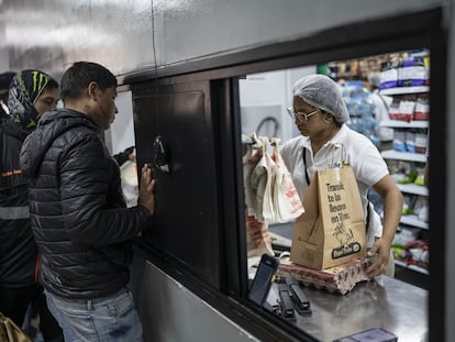 Trabajadores de un negocio de alimentos Turbo en Bogotá, Colombia, el 17 de septiembre de 2024.