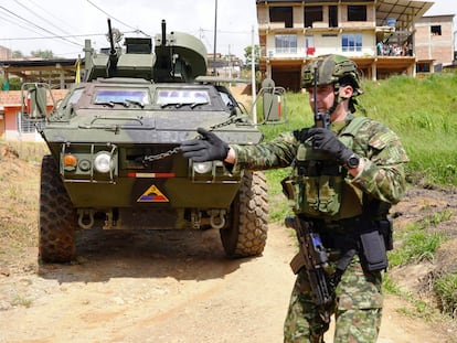 Un soldado con un vehículo blindado patrullando en la población de El Plateado, el 13 de octubre.