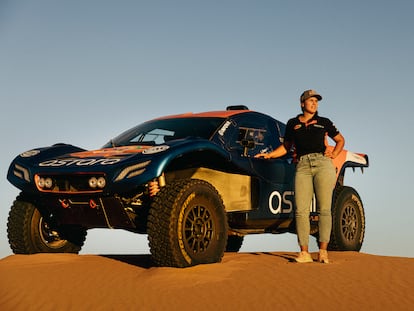 Laia Sanz posa con el 'buggy' con el que correrá el Dakar 2024 en una de las dunas más altas del Sáhara marroquí.