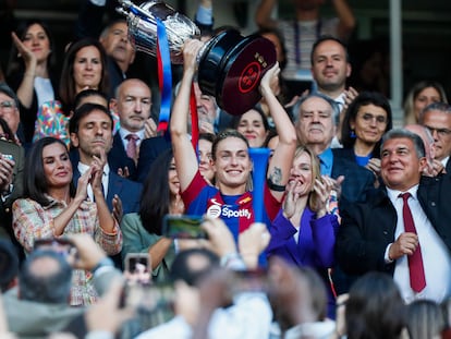 Alexia Putellas levanta el trofeo de la Copa de la Reina.