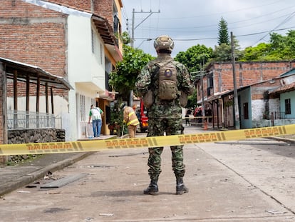 Soldados del Ejército de Colombia vigilan tras un ataque con granadas contra una comisaría en Potrerito, en el municipio de Jamundí, el 12 de mayo de 2024.