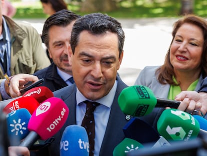 El presidente andaluz, Juan Manuel Moreno, acompañado del portavoz popular, Toni Martín, y de la consejera de Agricultura, Carmen Crespo, antes de la sesión de control en el Parlamento autonómico este jueves.