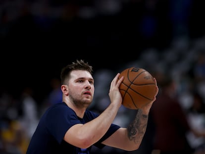 Luka Doncic antes de un partido contra los Lakers.