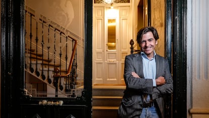 Telmo Rodríguez posa en la entrada de un portal en la calle Conde de Aranda, en Madrid.