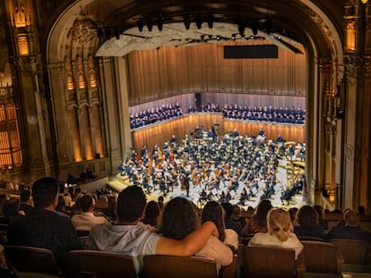 La audiencia escucha la 'Segunda sinfonía' de Gustav Mahler en el Jacobs Music Center de San Diego, California.