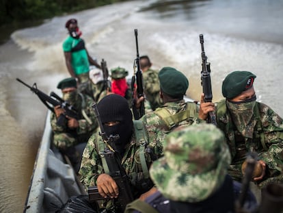 Miembros del ELN patrullan las aguas del río San Juan, en el departamento de Chocó, Colombia, en 2017.