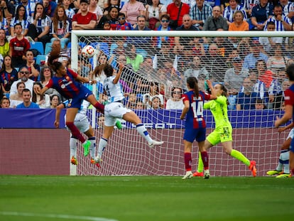 La extremo del FC Barcelona Salma Paralluelo remata de cabeza para hacer el segundo gol del Barcelona.