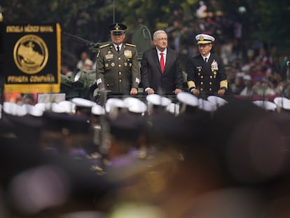 El presidente Andrés Manuel López Obrador, el secretario de Defensa, Luis Cresencio Sandoval y el secretario de Marina, Rafael Ojeda Durán durante el tradicional pase de revista a las tropas armadas en el Zócalo capitalino. El 16 de septiembre de 2024.