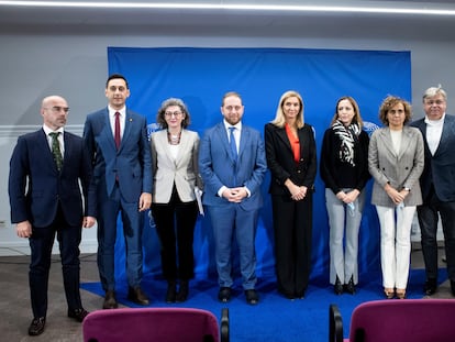 De izquierda a derecha, los miembros de la delegación europea sobre los crímenes sin resolver, los eurodiputados Jorge Buxadé, Vlad Gheorghe, Maite Pagazaurtundúa, Alex Agius Saliba, Agnès Evren, Cristina Maestre, Dolors Montserrat y Kosma Zlotowski.