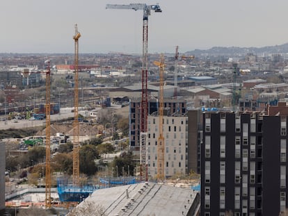 Obras de construcción de viviendas en el barrio La Marina de Port, en Barcelona.