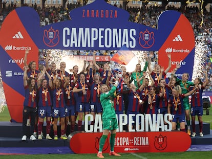 Las jugadoras del Barcelona, con la Copa de la Reina, tras la goleada a la Real este sábado en La Romareda (Zaragoza)