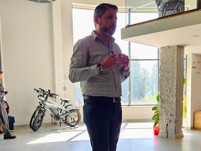 Arthur Manukyan, director de desarrollo de negocio de Prelaunch.com, en Ereván junto a emprendedores y un modelo de bicicleta eléctrica desarrollada a partir del modelo de TCF.