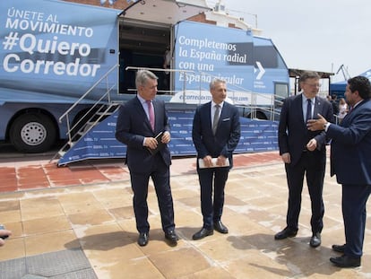 El presidente Ximo Puig, con dirigentes de AVE y el dirigente de la Diputación de Castellón. 