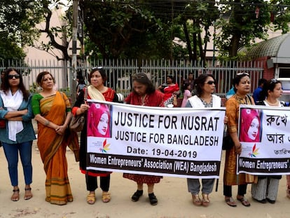 Protesta en Bangladesh por la muerte de la estudiante Nusrat Jahan Rafi in Dacca en abril. 