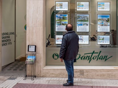 Un hombre mira el escaparate de una inmobiliaria, en Mahón, Menorca, en una imagen de archivo.