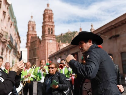 Eduardo Verástegui reúne firmas para postularse como candidato independiente a la presidencia de México en la ciudad de Zacatecas, en diciembre de 2023.