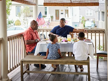 Una familia disfruta el verano en Rockaway Beach (Nueva York).