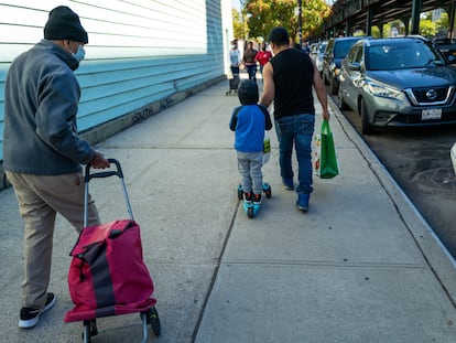 Un niño acude con su padre a un banco de alimentos en el Bronx (Nueva York), en septiembre de 2022.