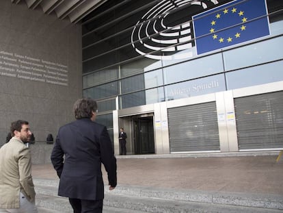 Carles Puigdemont i Toni Comín, a les portes de l'Eurocambra, diumenge.