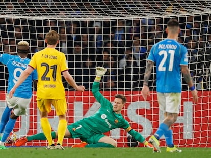 Soccer Football - Champions League - Round of 16 - First Leg - Napoli v FC Barcelona - Stadio Diego Armando Maradona, Naples, Italy - February 21, 2024 Napoli's Victor Osimhen scores their first goal REUTERS/Ciro De Luca