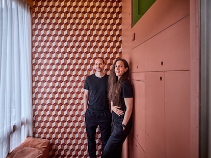 Retrato de los arquitectos y dueños del apartamento: Beatriz Ramo y Bernd Upmeyer en el interior. Cortesía.