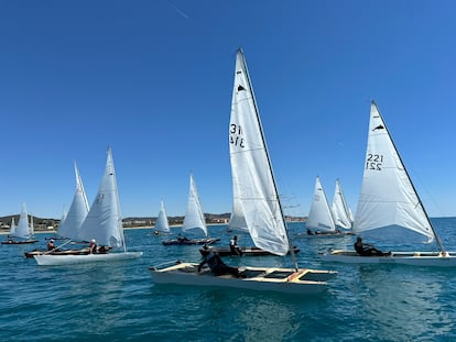 El patín catalán es la embarcación tradicional con la flota activa más numerosa de España. En la imagen, varias barcas en Calafell (Tarragona).