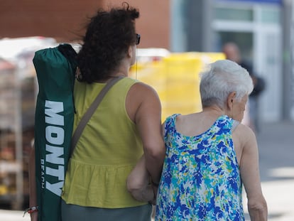 Una mujer acompaña a un familiar en un paseo por Madrid, en julio de 2023.