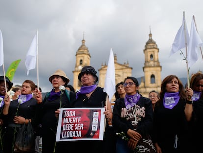 Familiares de líderes y lideresas firmantes de paz asesinados, activistas y organizaciones defensoras de derechos humanos, durante un acto de conmemoración por estas víctimas, que se realizó en Bogotá.