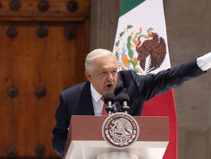 El presidente de México, Andrés Manuel López Obrador, habla durante el sexto informe de gobierno este domingo, en el Zócalo de Ciudad de México (México).