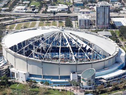 Una vista aérea del estadio Tropicana Field, en St. Petesburg, Florida, el 10 de octubre 2024.