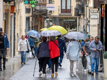 Vista de la lluvia en una calle de Teruel, el pasado sábado.