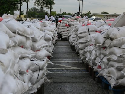 Sacos de arena listos para ser distribuidos como parte de las medidas de precaución ante la llegada del huracán 'Milton'.