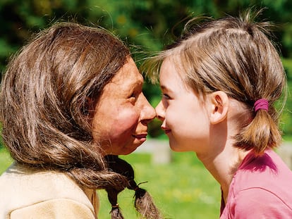 Una niña 'Homo sapiens', con el modelo 'Homo neanderthalensis' del Museo Neandertal de Alemania.