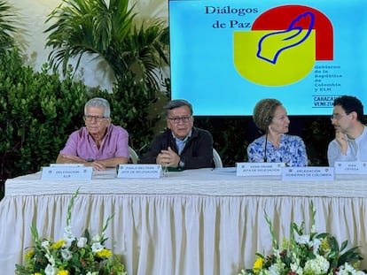 Pablo Beltrán, del ELN, con Vera Grave e Iván Cepeda, este sábado en Caracas (Venezuela).