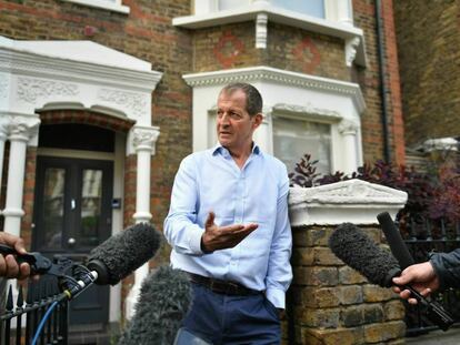 El exasesor de Tony Blair, Alastair Campbell, se dirige a los medios este martes en la puerta de su domicilio, en Londres